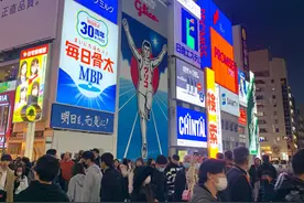 初到日本，傍晚出门逛街，逛着逛着，就逛出了国内夜市的感觉……图片
