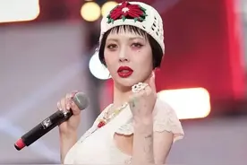 韩国女星着装再引热议，上衣短到露下乳，网友：这还不算擦边？图片
