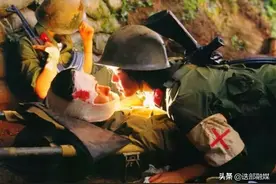 21岁战士牺牲前向护士求拥抱，护士低头亲吻，留下著名《死吻》照图片