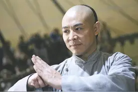 60岁李连杰近况曝光：脸部浮肿，老到脱相太吓人，回国捞金被骂惨图片