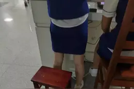 护士穿包臀制服上班 ，医院不是夜总会 医院:不影响救死扶伤！图片