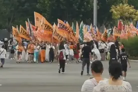 TFBOYS十周年演唱会，粉丝冲烂安检门，网友称安史之乱都没这么乱图片