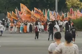 TFBOYS十周年演唱会，粉丝冲烂安检门，网友称安史之乱都没这么乱图片