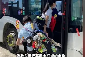 笑不活了！全红婵的乌龟娃娃多到教练来背，网友：进货第一！图片