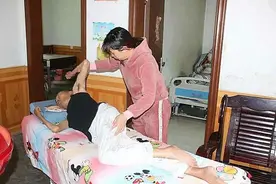 2008年大伯哥遭矿难瘫痪，弟媳留守大山照顾12年：没弟媳我早死了图片