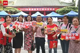 暖心姐姐为考生制作手工花束：希望考生旗开得胜图片