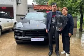 湖北女孩大学刚毕业月入70万，23岁送爸爸保时捷！引爆网络热议！图片