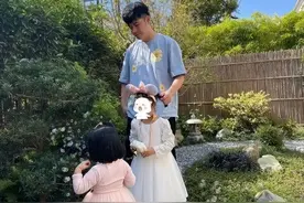 陈赫的豪宅，院子满是花草，孩子嬉戏奔跑，满是幸福的摸样图片
