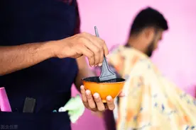 心里事儿越多，头发就越白，少白头的人是不是更聪明？图片