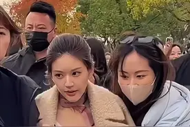 赵露思爸妈早就赶到剧组天天陪女儿，爸爸神情慌张暴露病情不简单图片