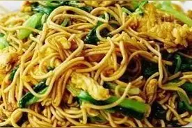 鸡蛋炒面的家常做法，味道鲜美，营养丰富，这周我家已经吃三回了图片