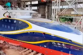 中国首条无人母舰下水，可装几十台无人机无人船，美媒称战力强大图片