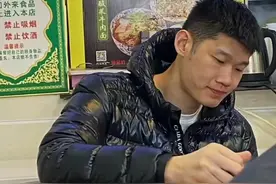 低调内敛！胡金秋百万年薪，选择20元面食，穿着朴素，如同路人甲图片