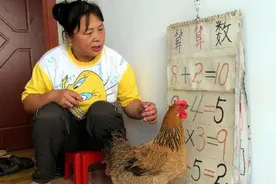 09年，辽宁女子带“女儿”逛街，男友看到如遭电击：女儿是只鸡？图片