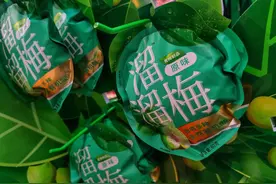 杨幂被品牌方“冷处理”？溜溜梅紧抱肖战，不舍“饭圈经济”？图片