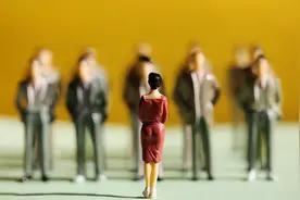 中国适龄单身女性突破1亿，被捧杀的她们早已没有“后路”图片