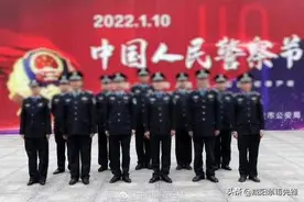 这是一张打满马赛克的合影图片