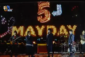 “五月天”的门票没抢到，爸爸给了惊喜，女儿觉得心疼图片