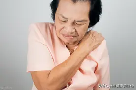 肩痛、抬手无力是肩周炎？那可不一定，当心是冈上肌肌腱损伤！图片