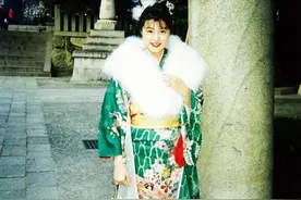 藤原纪香晒20岁成年节照，绿色中振袖和服华丽，肌肤如玉身材丰腴图片