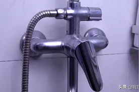 水龙头上的水渍难清理，家政阿姨教我这样擦，就跟新买的一样图片