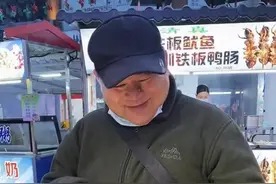 天天吃饭不给钱，“6岁”华子哥吃遍美食街，背后故事很感人图片