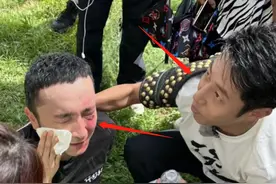 尼格买提与撒贝宁摔跤意外摔伤，半边脸着地红肿流血，吓坏小撒图片