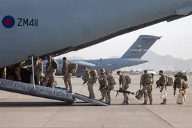 英国抢在美国前面出兵！特种兵飞抵乌克兰，2000枚导弹想打垮俄军图片