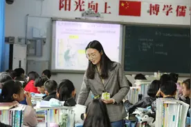 女老师课后与男友约会，不料被班里学生撞见，随后上演“秒变脸”图片