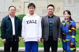 长沙一男生刚进高中就被清华录取，写的文章老师都要消化很久图片