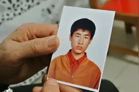 1996年，18岁小伙被执行死刑，9年后真凶出现，当地法院：对不起图片
