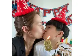 40岁生日获粉丝斥资7万应援，TVB单亲妈妈与儿子零点温馨庆生图片