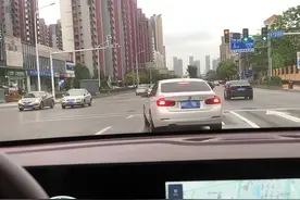 等红灯时，为什么有些人会一直踩着刹车图片