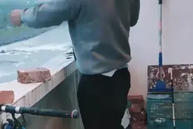 浙江男子家中隔离，站3楼阳台甩竿隔空钓鱼，网友：钓鱼界天花板图片