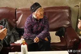 106岁奶奶早餐30年不变样，喜欢抽烟喝小酒，至今还能遛弯图片