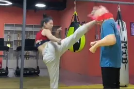 山东一美女教练用跆拳道猛攻假人，网友看懵了：不要彩礼都不敢娶图片