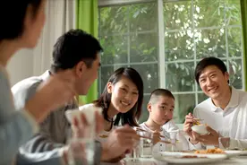 过年带孩子走亲戚，亲戚说出3种“暗语”看似挽留，实意让你离开图片