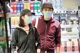 刘青云停工一年陪妻子买菜做饭，54岁郭蔼明身材苗条被宠成公主图片