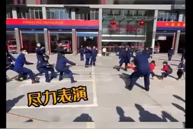 浙江嘉兴 和萌娃拔河比赛，消防员一本正经的“放水”图片