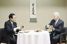 在拜登和日本首相喝茶的照片上，有幅书法“千里同风”是何意思呢图片