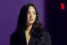 31岁韩国女星NANA，大胆秀出胸前纹身，全黑时尚尽显潇洒魅力图片