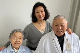 影后陈冲曝母亲患癌去世！发文难掩悲伤，在国外未见妈妈最后一面图片