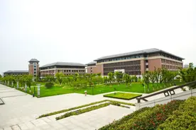 江苏这所普通二本师范，不一般！比南师大高5分，比国防科大低3分图片