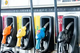 加油站的免费洗车，为何老司机都不愿去？内行人说出其中秘密图片
