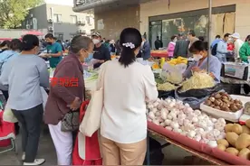 86岁“容嬷嬷”李明启逛菜市场，打扮朴素似路人，背小挎包无人识图片