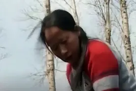 吉林农妇好心救毒蛇，不料被缠上：多次放生重返家中，无奈养12年图片