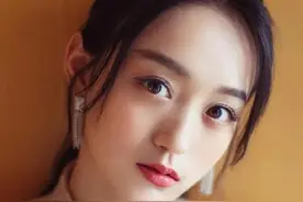 青春靓丽，时尚迷人，甜美可爱的何泓姗，美丽写真照图片