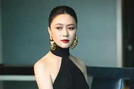 田海蓉越成熟越有韵味，削肩裙看出高贵女人味，身材可挺不错的图片