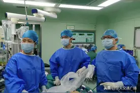 女子腹痛难忍，竟是卵巢癌破裂大出血，多科专家手术“拆弹”图片
