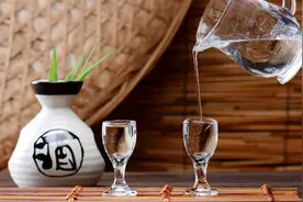 老祖宗说的“钱不借二，酒不喝三，路不走四”，到底有啥讲究？图片